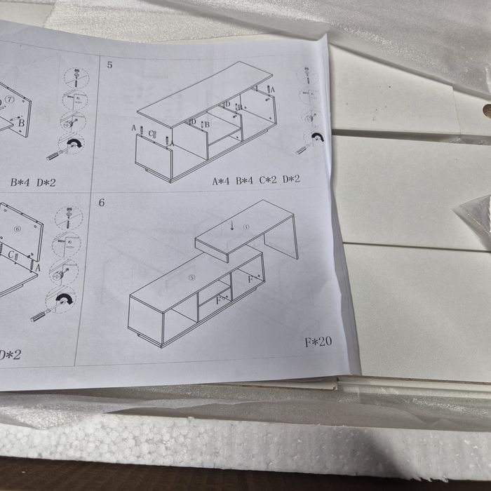 БялTV шкаф с  модерен акцент и практичен дизайн