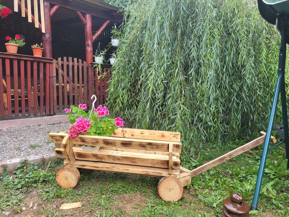 Bănci si mese si ornamente de grădină