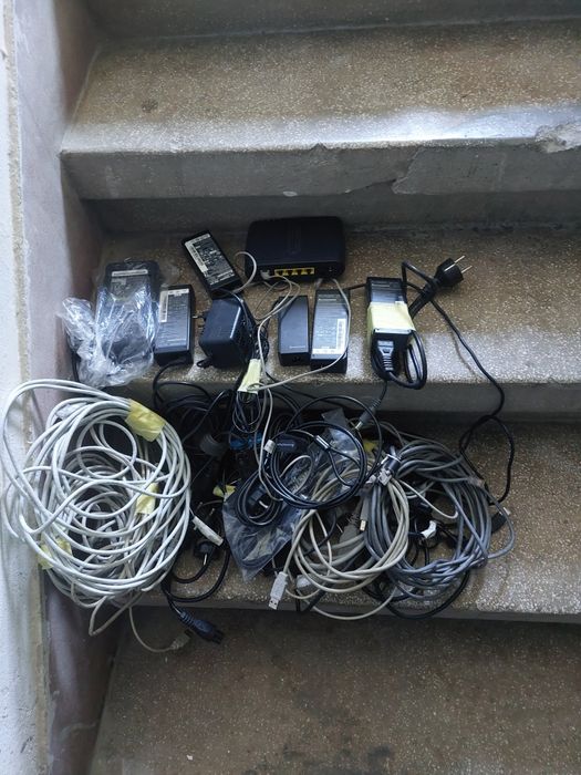 Cabluri, adaptoare, router si baterii