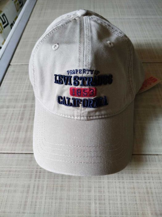 ЩПродаю новые  кепки  разных цветов  фирма LEVIS  Таиланд звоните смел