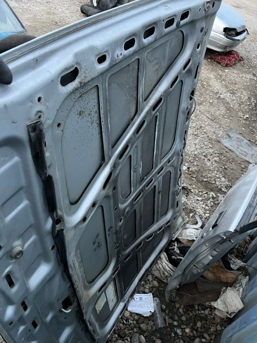 передный капот От Мазда626 старушка