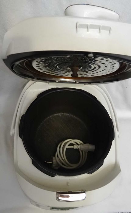 мультиварка Moulinex EPC04-S2 в нормальном рабочем состоянии