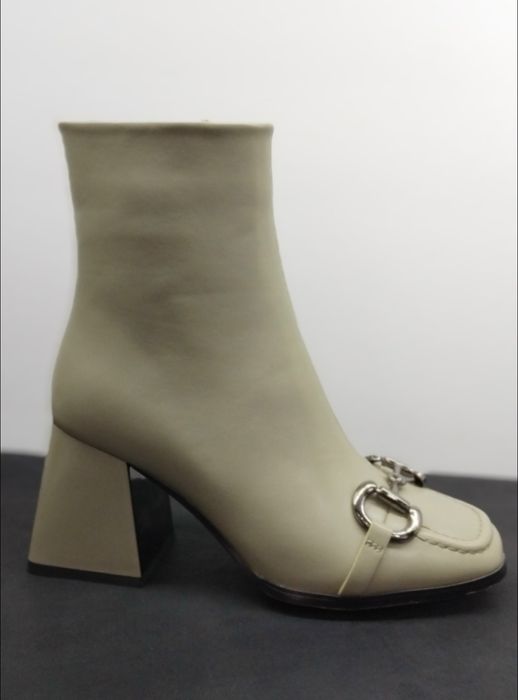 Последни размери боти и обувки на невероятни цени.