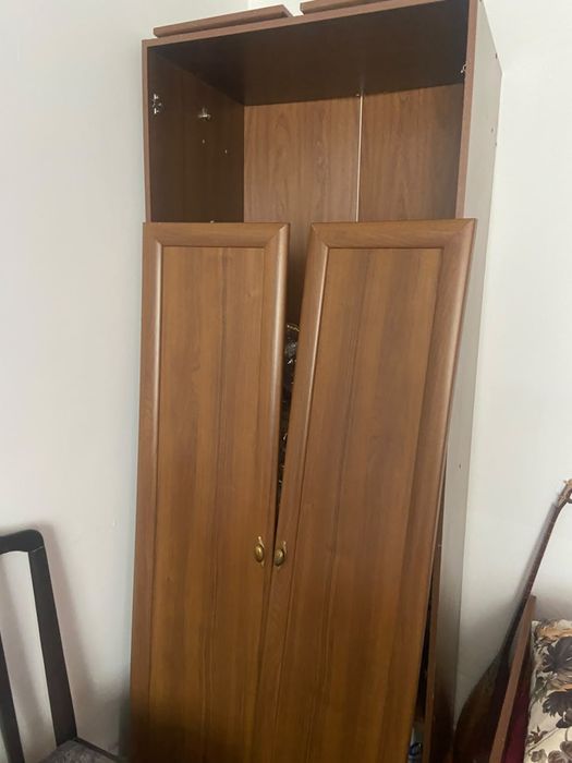 Деревянный шкаф.
