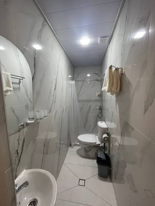 Rest Hotel oilaviy mehmonxona qarshi  krugdan kirganda