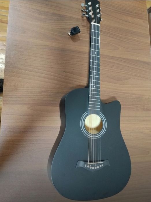 Acustik gitara 38 o'lchamli. 620 ming kelishamiz