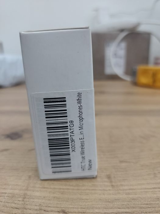 HTC TWS4 в белом цвете.