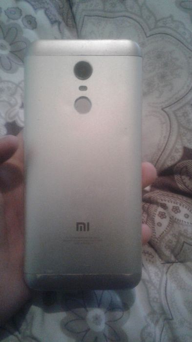 Redmi 5 pus  hotira 32gb batarikasi charchagan  almashtirip beraman