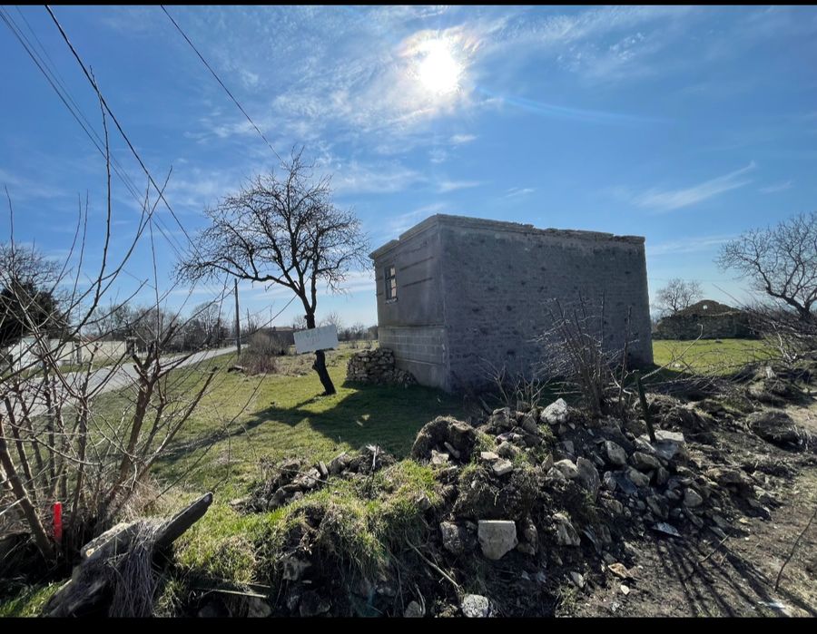 Къща с двор за ремонт с. Аврен