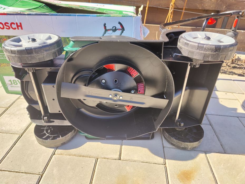 Masina de tuns iarba Bosch CityMower cu acumulator 18v