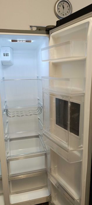 Продавам двукрилен хладилник