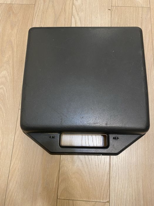 Практичен пластмасов куфар за различни предмети и аксесоари