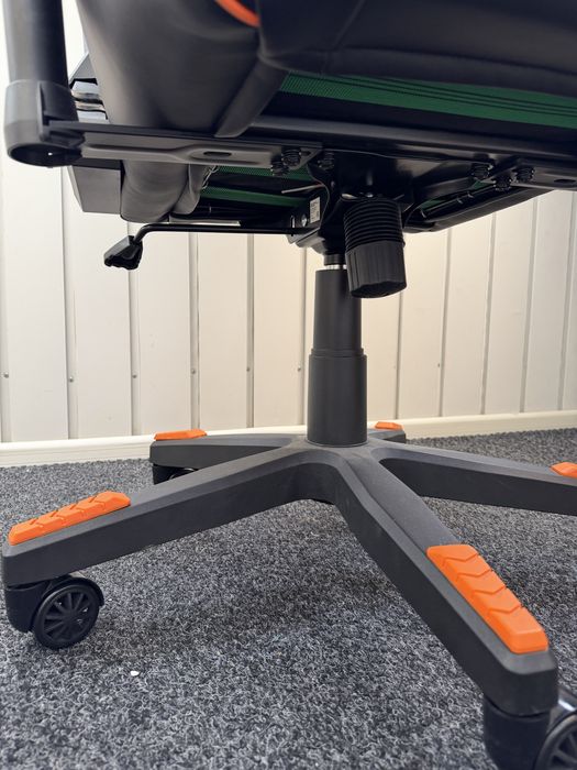 Продам игровое кресло Canyon