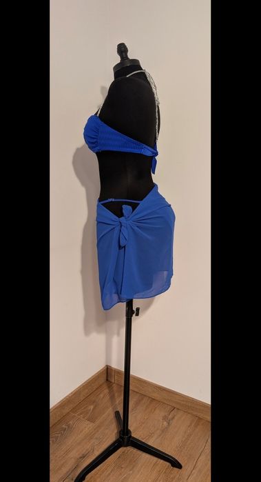 Costum de baie albastru electric – 2 piese + pareo