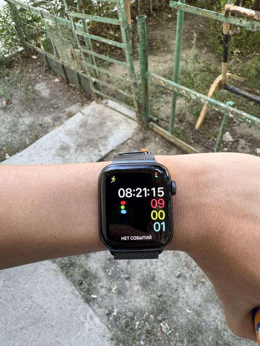Продам Apple Watch SE