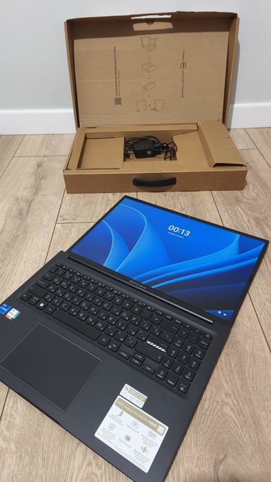 Asus vivobook  абсолютно новый память 1TB  Core I7