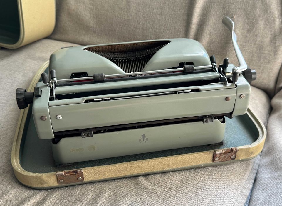 Masina de scris Rheinmetall mecanica cu valiza si accesorii