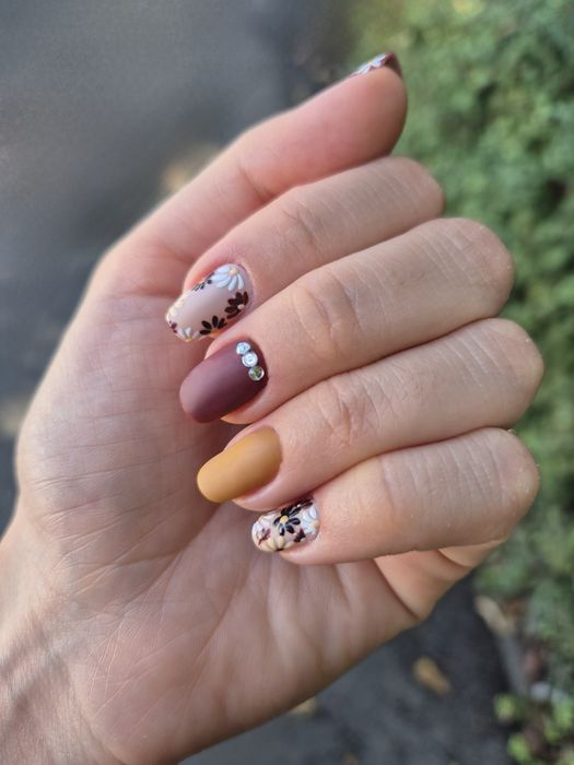 Manichiura semi/gel si pictura pe unghii