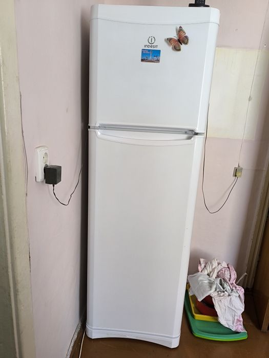 Продам холодильник Indesit
