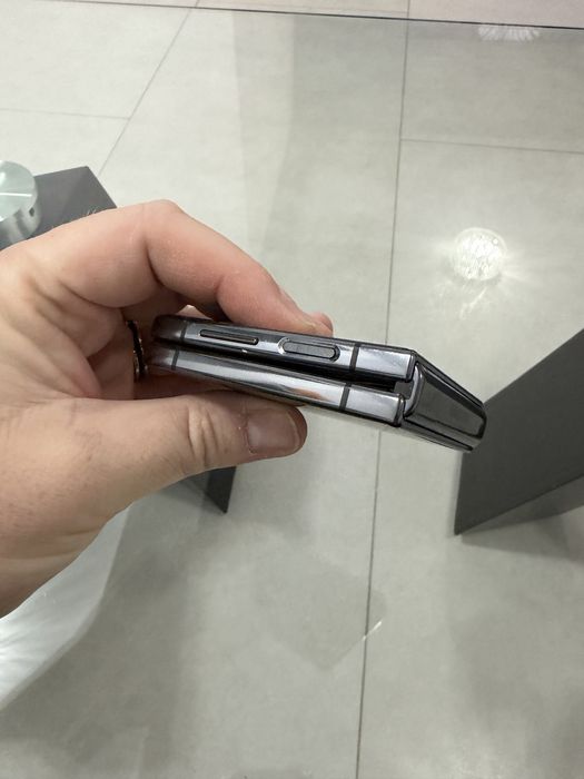 Samsung Z Flip 4 graphite 128Gb neverlocked
