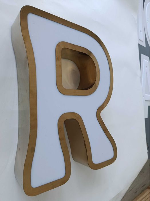 (3d harflar) Tashqi reklama