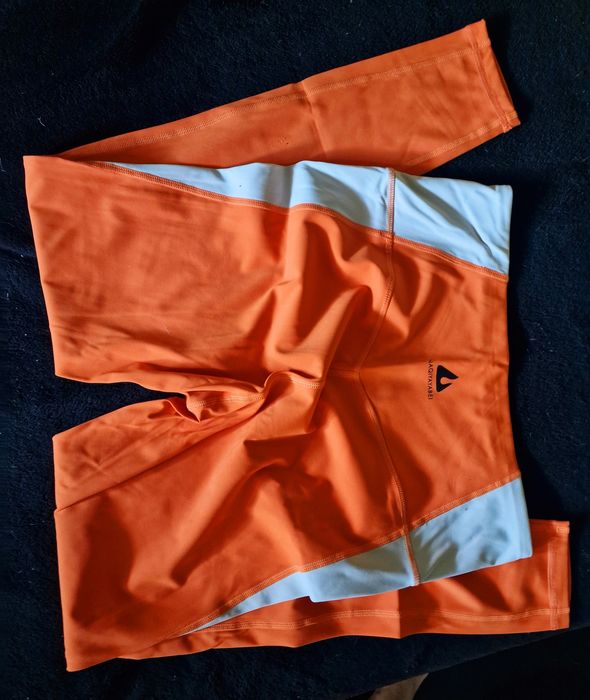 Спортен екип оранжево бежов с подплънки еластична бързосъхнеща материя