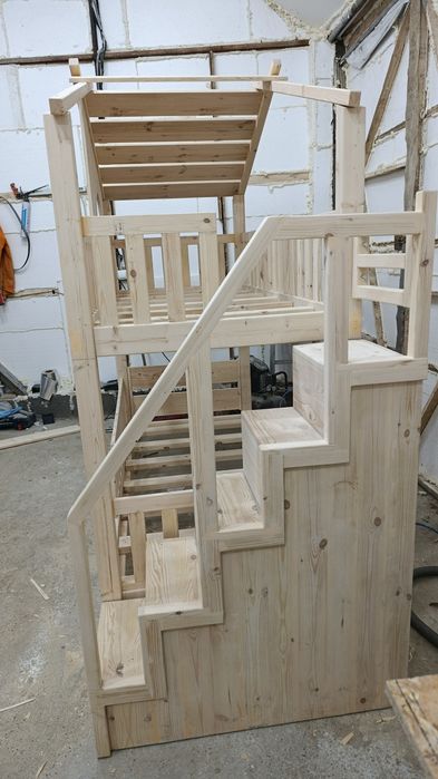 Pat supraetajat copii – lemn masiv 
Real