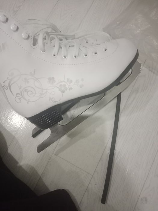 Продам новые коньки