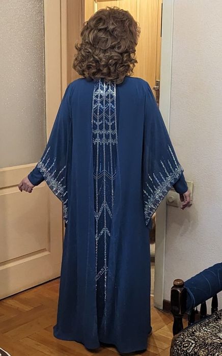 Продам роскошные вечерние наряды.