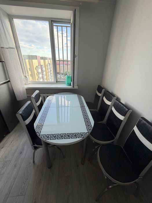 Продается кухонный стол со стульями
