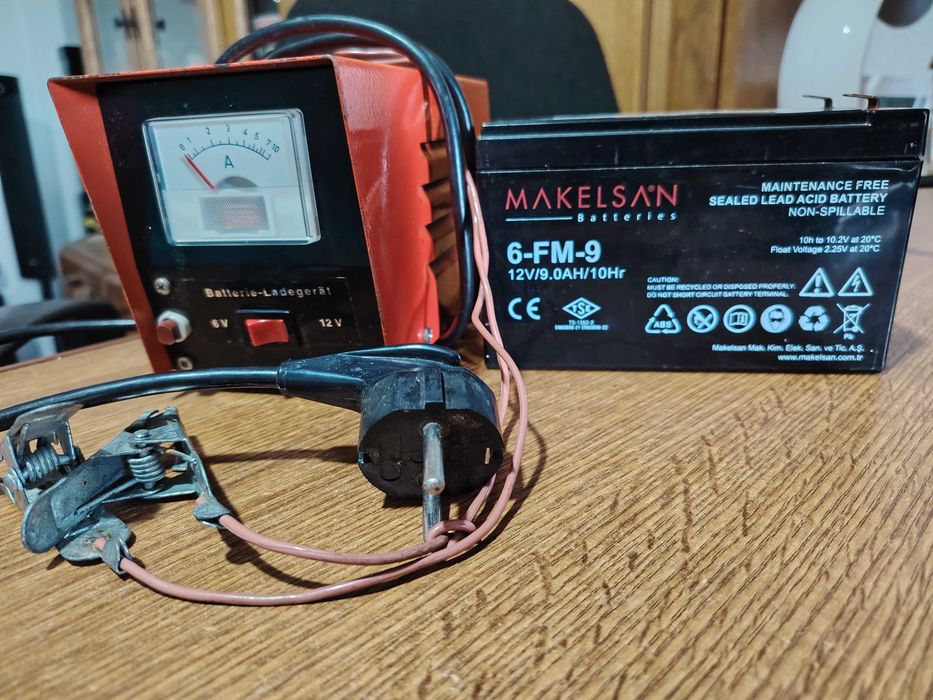 Baterie pentru scuter sau trotineta, de 12 V si 9A, cu statie de incarcat