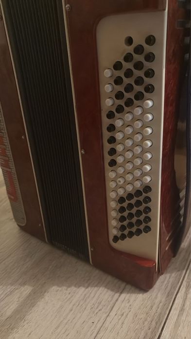 Баян, гармонь сатылады