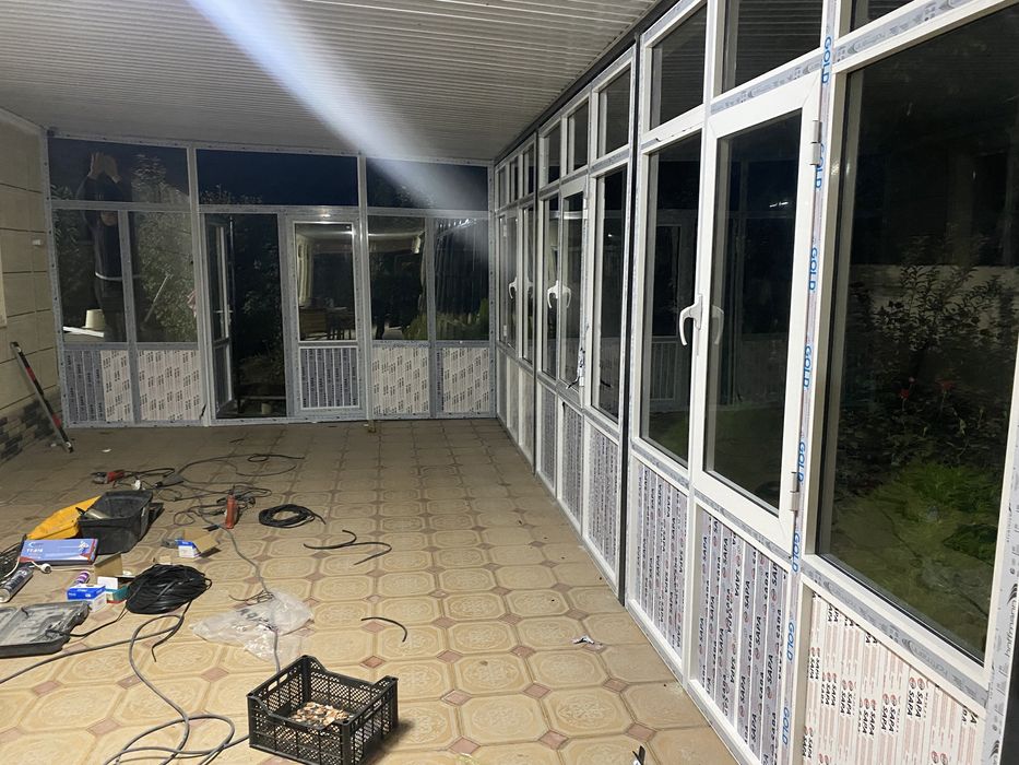 Окна двери витражи.