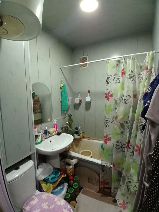 2-х комнатная квартира переделенная в 3-х . Микрорайон 1-остановка