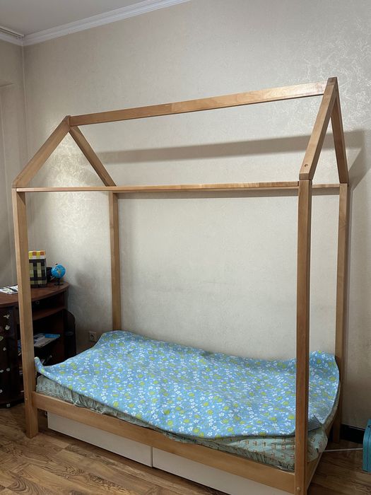 Детская кровать с матрасом и подушками в отличном состоянии