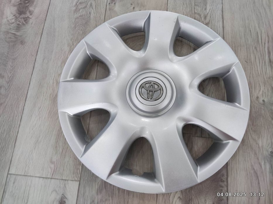 Колесные колпаки R15 Тойота оригинал.