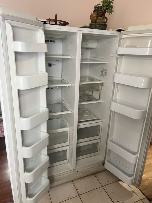 Продам 2-х дверный Холодильник Samsung