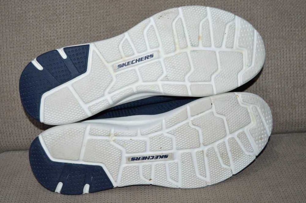 Adidasi Skechers fara siret 45