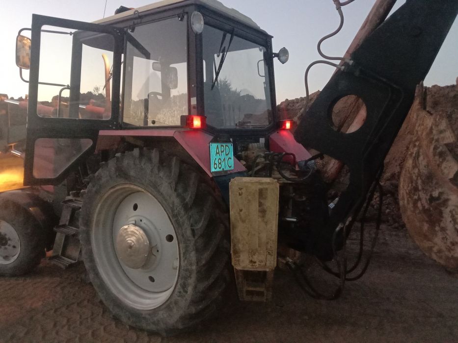 Продам трактор экскаватор-погрузчик