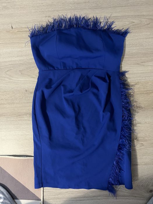 Рокля кралско синьо с пера