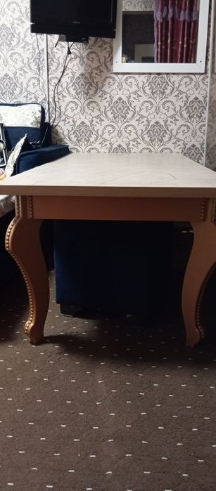 Продаю стол комнатный в хорошем состоянии