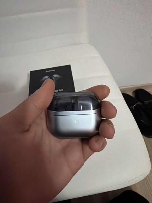 Vând căști Samsung Galaxy Buds 3 Pro, culoare argintie.