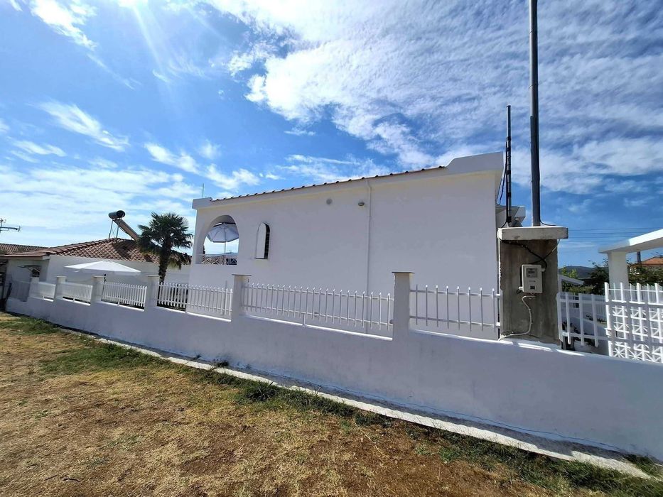 Продава прекрасна къща с площ 60 м2 и двор 220 м2 в Неа Врасна, Гърция