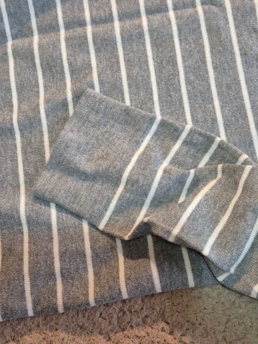 Pulover în dungi cu decolteu la baza gatului , marimea L