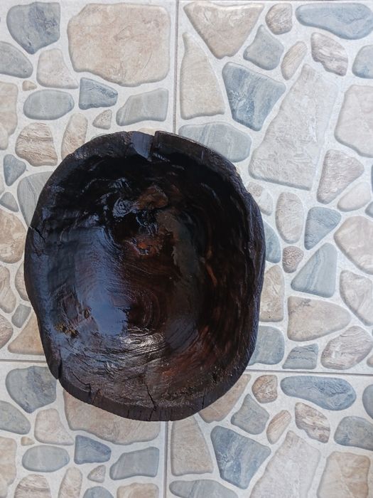 Дървени корита, гаванки, и мъжки кожен колан