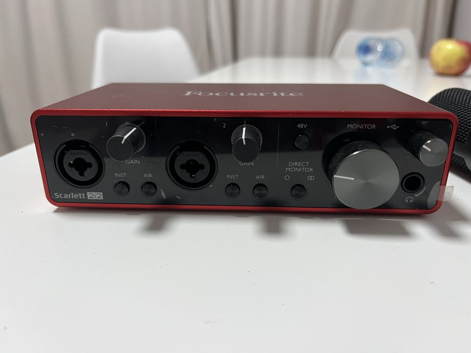 Focusrite 2i2 с микрофоном