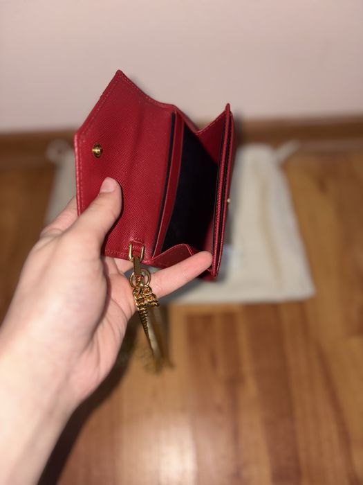 Portofel Prada cu strap pentru incheietura