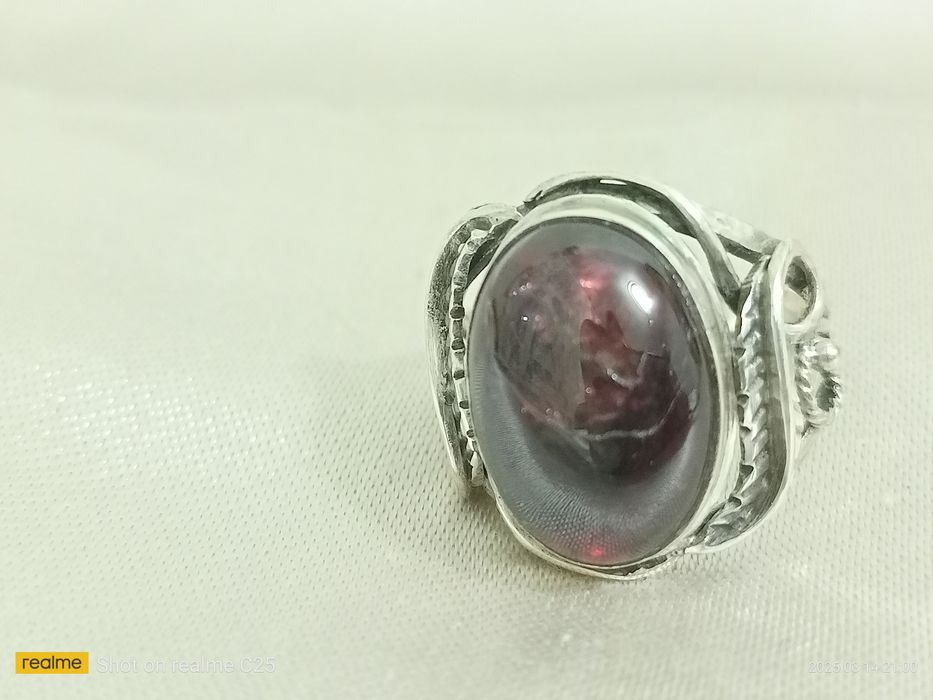 Серебряное кольцо с гранатом.