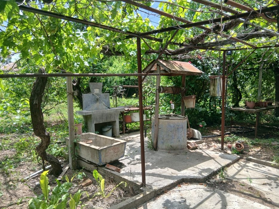 Продава се къща с двор в селоКараново