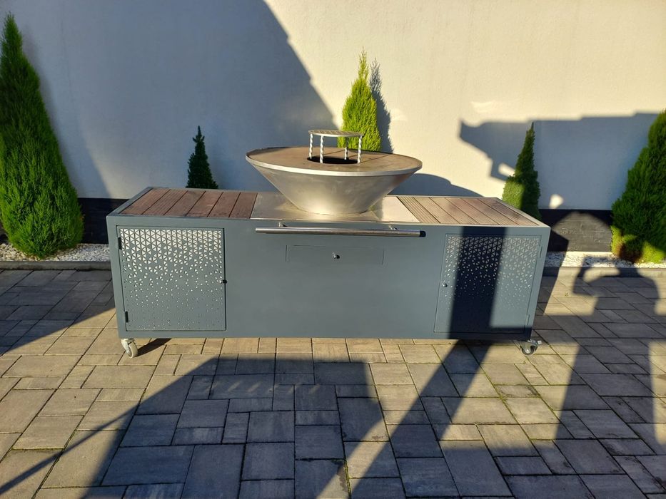 Vând grătar cu spatii de depozitare
